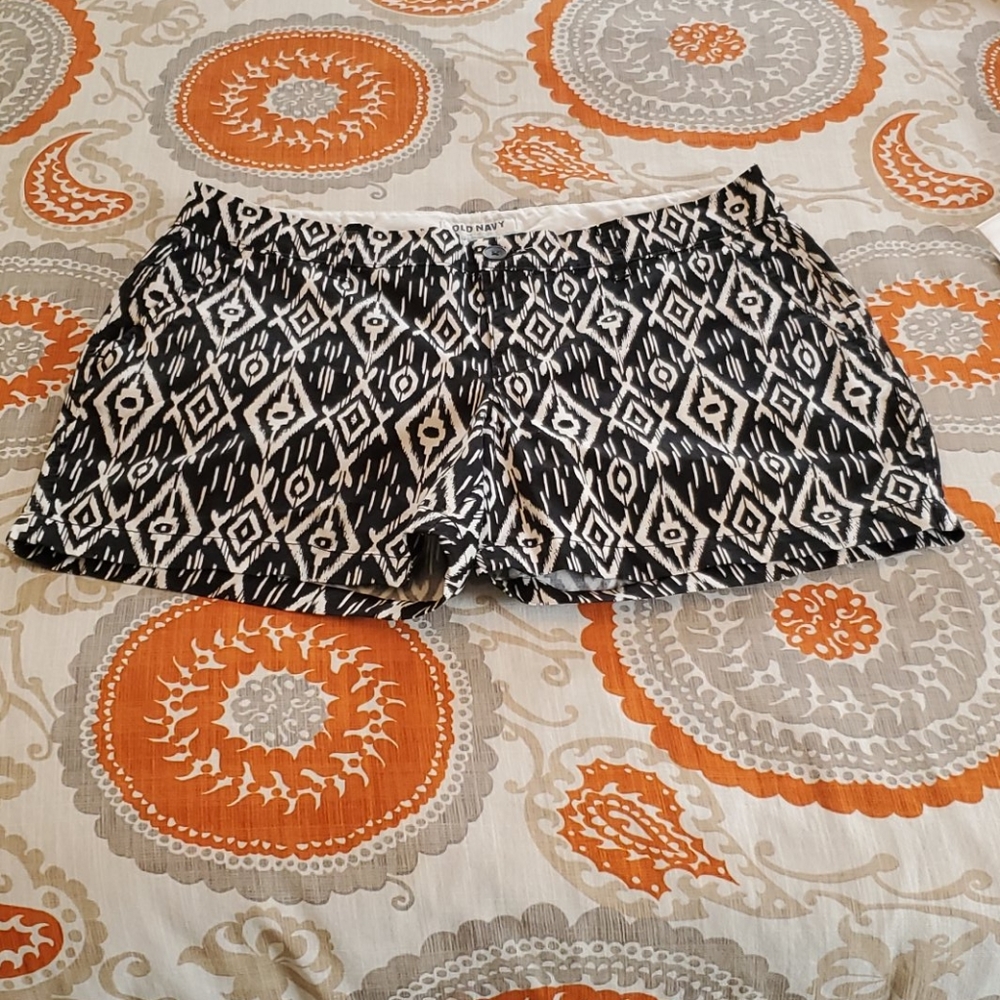 Old Navy Mid-Rise Aztec Shorts - 10